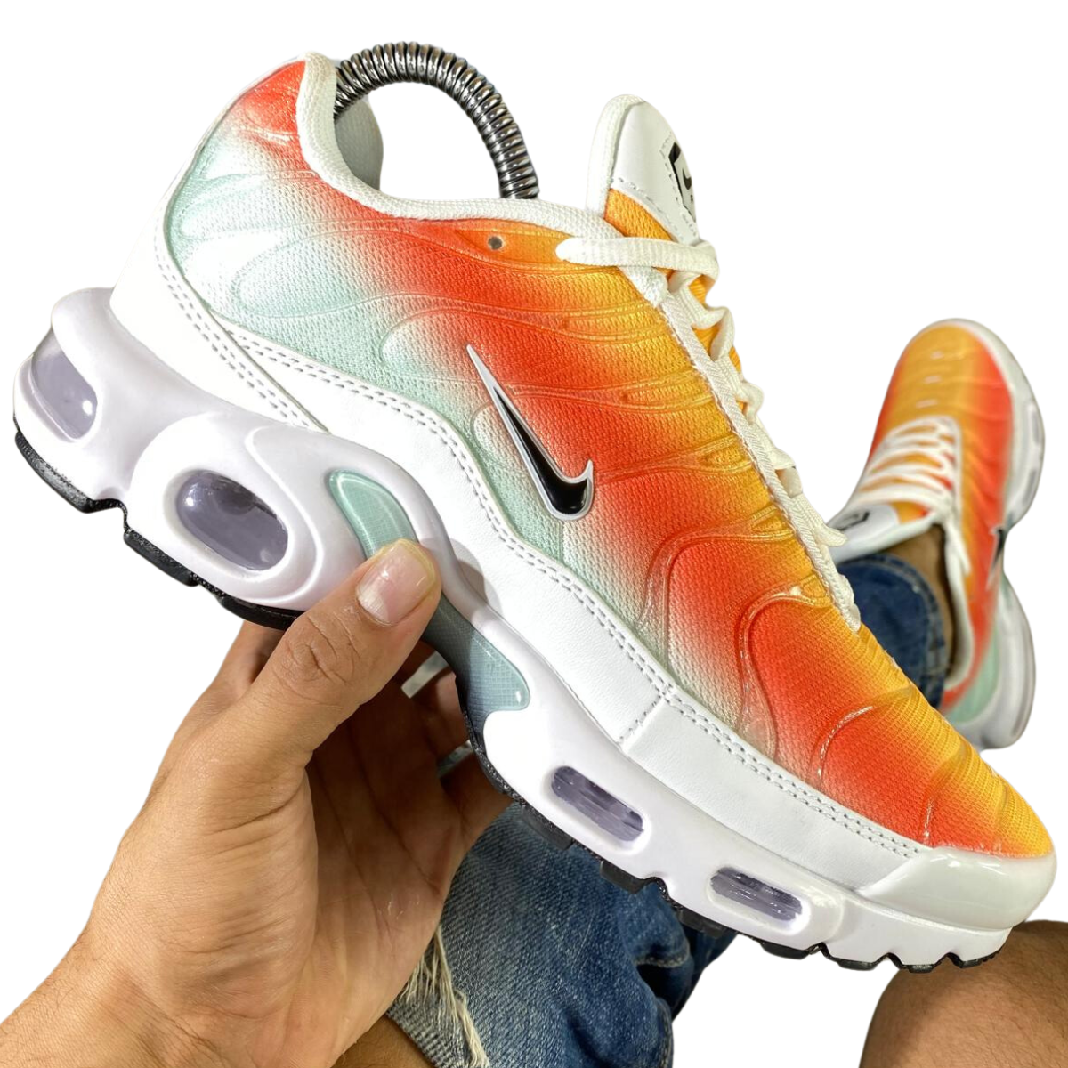 Nike Air Max TN Drift Plus Tenis Para Hombres. Si estás buscando el calzado perfecto que combine estilo, comodidad y rendimiento, las zapatillas Nike Air Max TN Plus hombre son la opción ideal para ti. En Onlineshoppingcenterg, entendemos que al comprar zapatillas, no solo buscas un par para caminar, sino también una declaración de moda. En este artículo, te ayudaremos a descubrir por qué estas zapatillas son una inversión inteligente, cómo elegir el modelo perfecto para ti, y cómo puedes aprovechar las ofertas disponibles en nuestra tienda.  ¿Por qué Elegir Zapatillas Nike Air Max TN Plus Hombre? Las zapatillas Nike Air Max TN Plus son icónicas por varias razones. Lanzadas por primera vez en 1998, este modelo ha capturado la atención de atletas y amantes de la moda urbana por igual. Pero, ¿qué hace que las Nike TN sean tan especiales?  1. Tecnología Tuned Air Una de las principales razones por las que los usuarios eligen las Nike Air Max TN Plus es la tecnología Tuned Air. Esta innovación se basa en proporcionar una amortiguación precisa en las zonas donde el pie más lo necesita, reduciendo el impacto de cada pisada y mejorando la estabilidad. Ideal para hombres que buscan zapatillas no solo para el día a día, sino también para actividades deportivas o largas caminatas.  2. Diseño Atemporal El diseño de las Nike Air Max TN Plus es simplemente único. Su distintiva estética con líneas fluidas en la parte superior y una suela visible de Air Max las convierte en un modelo reconocible al instante. Ya sea que elijas las clásicas Nike TN blancas o las elegantes Nike TN negras, estarás garantizando un estilo que nunca pasa de moda.  3. Variedad de Colores y Modelos En Onlineshoppingcenterg, ofrecemos una amplia variedad de Nike Air Max Plus TN, desde los clásicos modelos como el Nike TN Plus 3 hasta las versiones más recientes como las Nike Air Max Plus TN Ultra. Puedes encontrar opciones que se adapten a tu personalidad y estilo de vida, asegurándote de tener el par perfecto para cualquier ocasión.